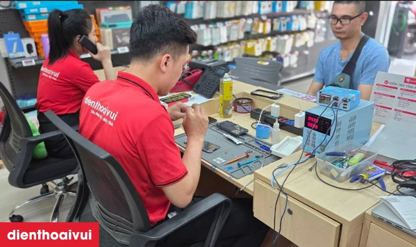 Quy tr&igrave;nh thay m&agrave;n h&igrave;nh laptop Dell Inspiron 7373 lấy liền tại Điện Thoại Vui