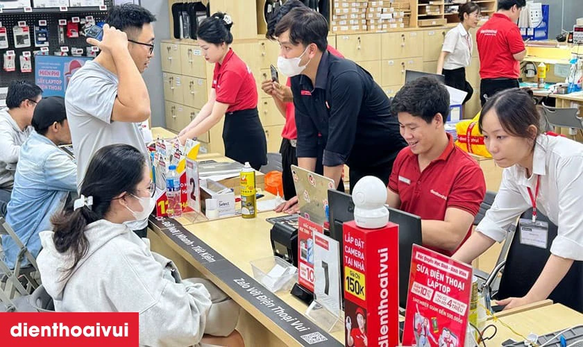 Bàn giao laptop và thanh toán