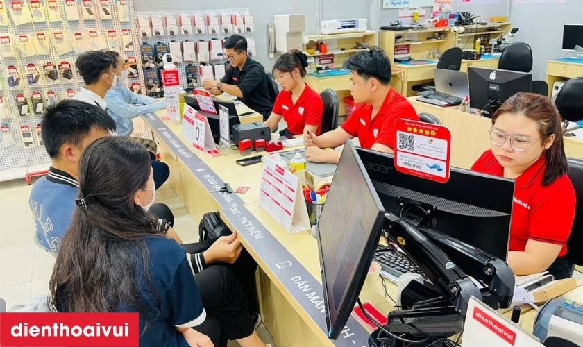 Kỹ thuật viên kiểm tra tình trạng thực tế của màn hình và toàn bộ thiết bị