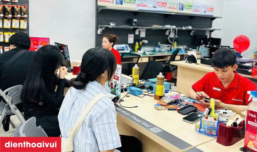 Tư vấn viên tiếp nhận máy và lắng nghe mô tả lỗi từ khách hàng