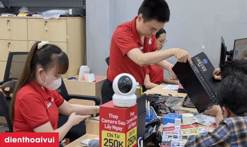 Nhân viên cửa hàng tiếp nhận máy từ khách, ghi nhận các lỗi