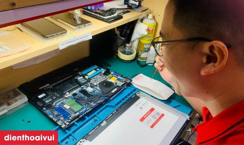 Kỹ thuật viên tắt nguồn, tháo máy cẩn thận và thay thế bằng màn hình chính hãng