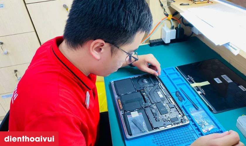 Quy trình thay màn hình Dell Latitude 14 7490 chuyên nghiệp tại Điện Thoại Vui