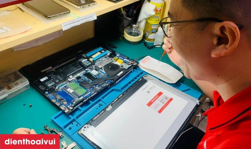 Quy trình thay màn hình laptop Dell Latitude