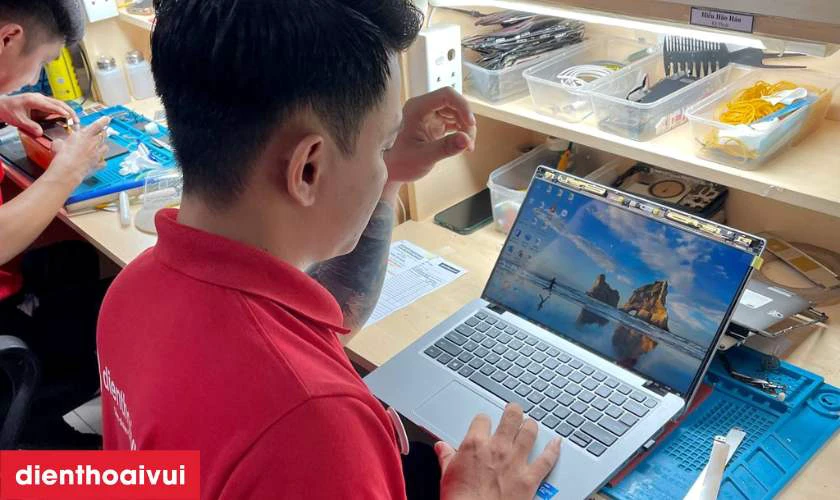 Kỹ thuật viên tiến hành kiểm tra máy