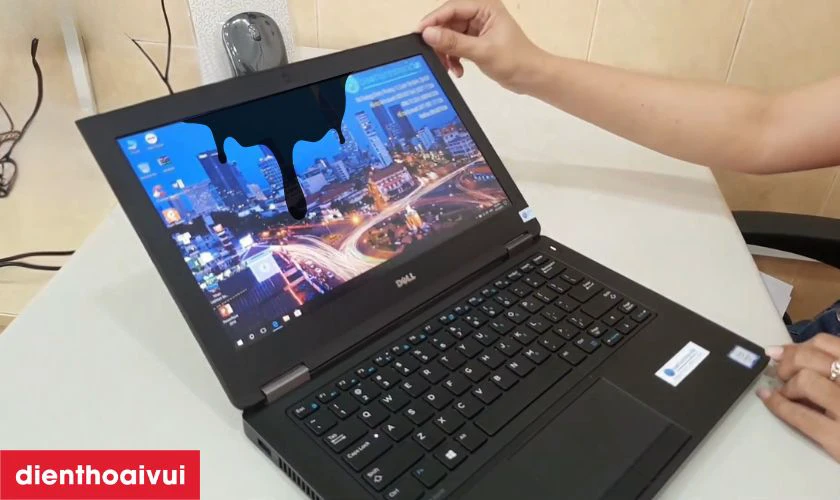 Dấu hiệu cần thay màn hình laptop Dell Latitude E5270