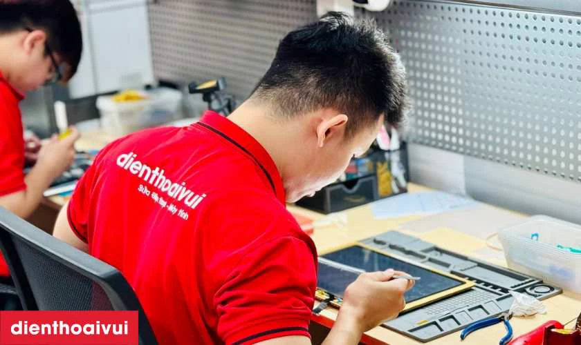 Quy trình thay màn hình laptop Dell Precision 15 3510 chuyên nghiệp tại Điện Thoại Vui