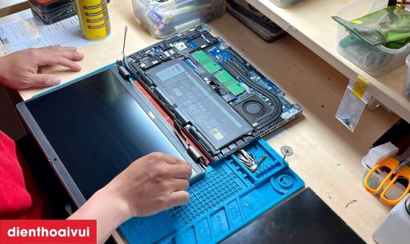 Quy trình thay màn hình laptop Dell Precision 15 M4600 chuyên nghiệp tại Điện Thoại Vui