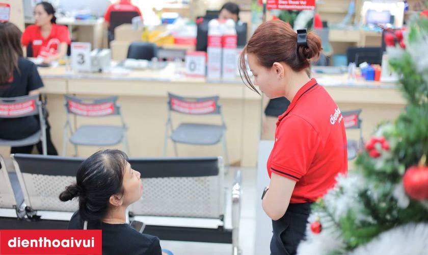 Kỹ thuật viên tiến hành kiểm tra tổng thể và xác định lỗi liên quan