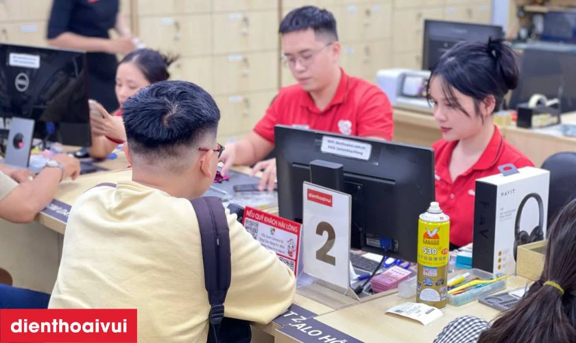 Nhân viên tiến hành bàn giao máy để khách hàng kiểm tra lại