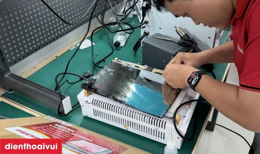 Kỹ thuật vi&ecirc;n kiểm tra lại trước khi b&agrave;n giao