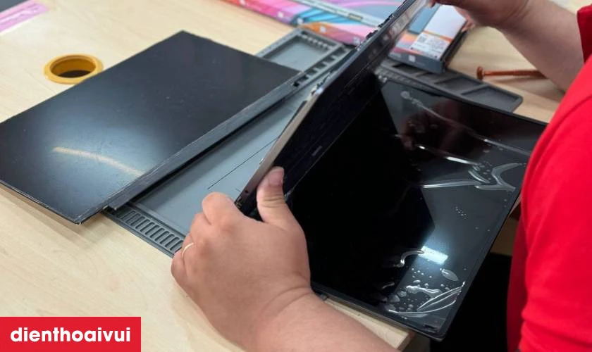 Quy trình thay màn hình laptop Dell Xps 15 9510 chuyên nghiệp tại Điện Thoại Vui