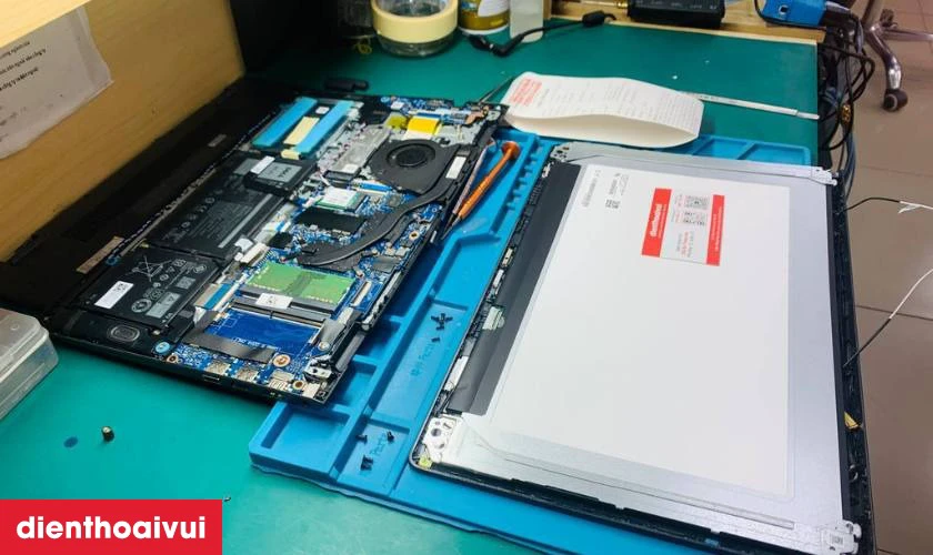 Quy trình thay màn hình laptop Dell Xps 15 9530 chuyên nghiệp tại Điện Thoại Vui