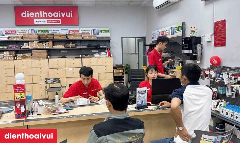 Khách hàng nhận lại máy, kiểm tra độ hoàn thiện