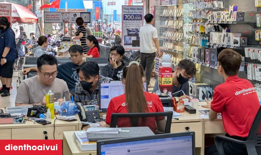 Khách hàng nhận máy, kiểm tra lại trước khi thanh toán