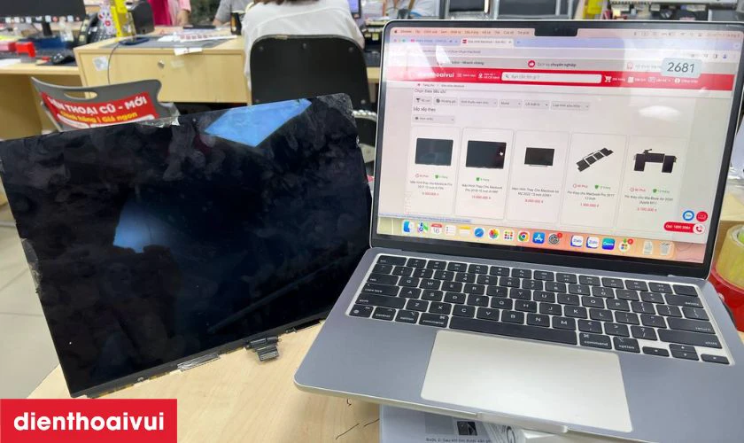 Kỹ thuật viên tiến hành kiểm tra toàn diện máy để xác định mức độ hư hỏng