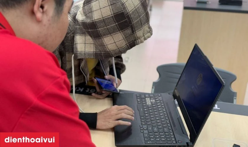 B&agrave;n giao HP EliteBook 820 G3 v&agrave; tiến h&agrave;nh thanh to&aacute;n