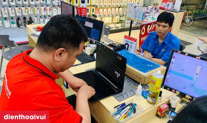 Kỹ thuật vi&ecirc;n sẽ kiểm tra kỹ lưỡng h&igrave;nh ảnh, &aacute;nh s&aacute;ng v&agrave; cảm ứng sau thay