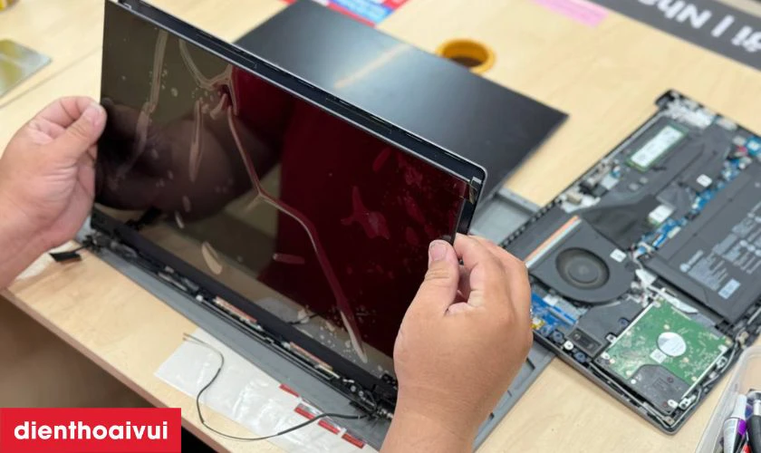 Quy trình thay màn hình laptop HP HS04 nhanh chóng, lấy liền tại Điện Thoại Vui