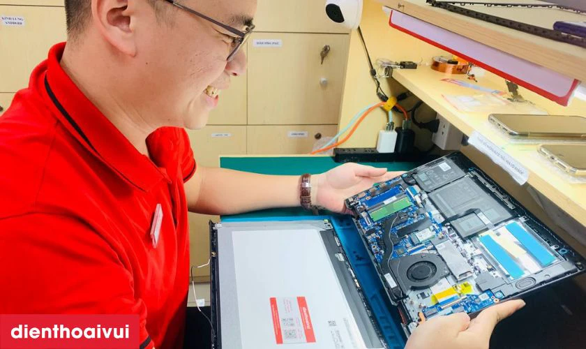 Quy trình thay màn hình laptop HP Notebook 14 CK0066TU chuyên nghiệp tại Điện Thoại Vui