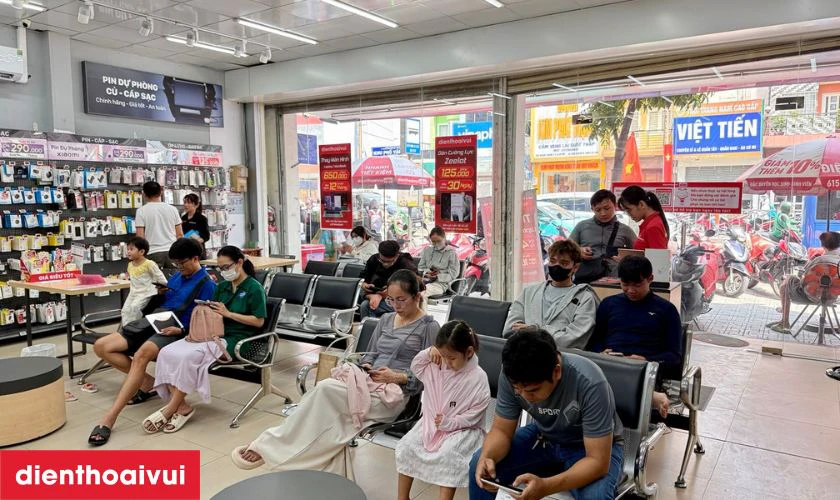 Kỹ thuật viên tiếp nhận máy, ghi nhận tình trạng ban đầu