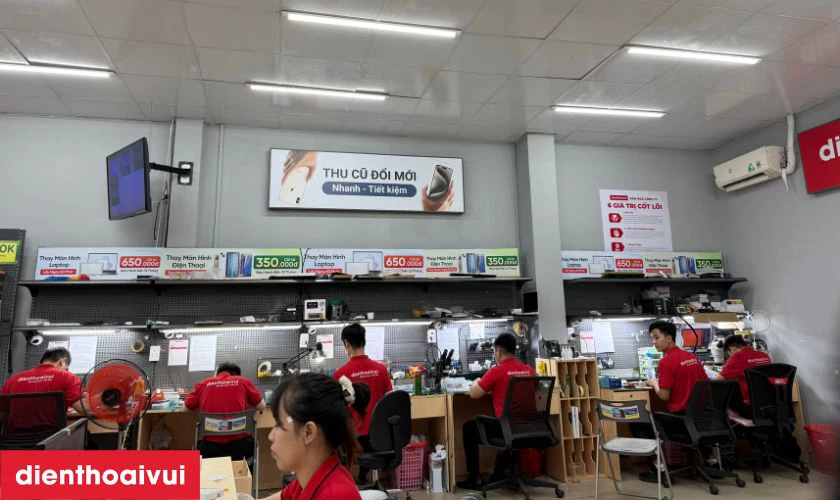 Kỹ thuật viên tiến hành kiểm tra chức năng màn hình