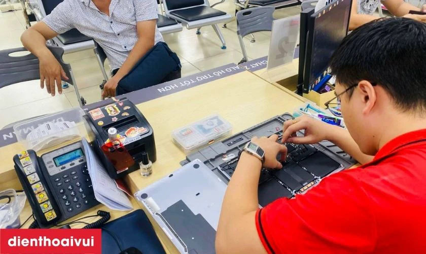 Quy trình thay màn hình laptop HP Omen 16T U000 chuyên nghiệp tại Điện Thoại Vui
