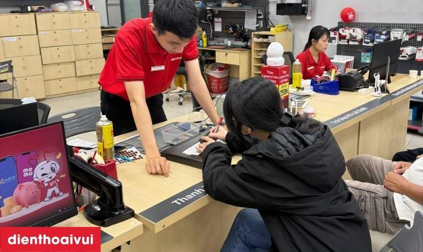 Quy tr&igrave;nh thay m&agrave;n h&igrave;nh laptop HP Pavilion nhanh ch&oacute;ng, minh bạch tại Điện Thoại Vui