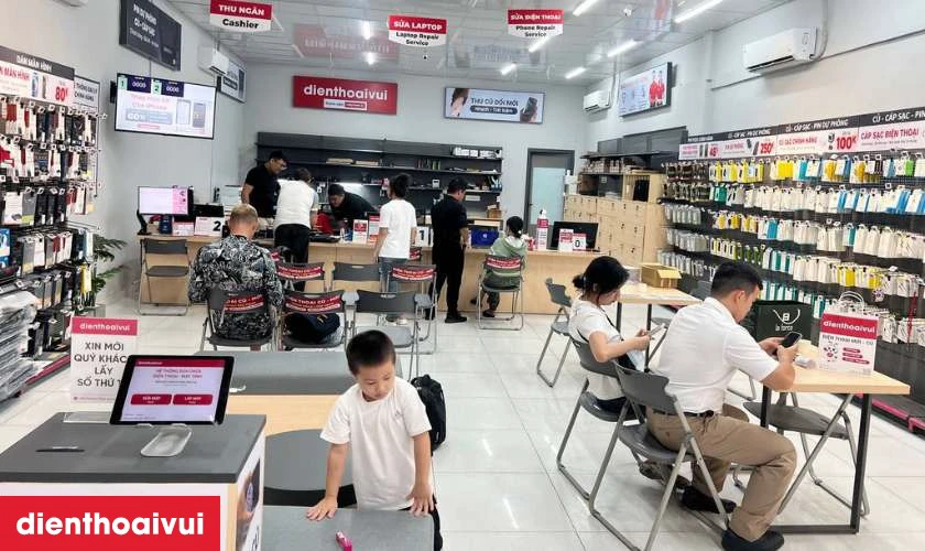 Nh&acirc;n vi&ecirc;n tiến h&agrave;nh b&agrave;n giao lại laptop