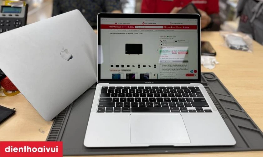 Kỹ thuật viên kiểm tra màn hình MacBook Air của khách