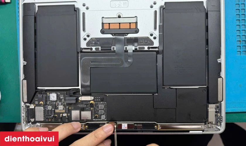 Quy trình thay màn hình MacBook Air 2020 13 inch A2179 nguyên khung