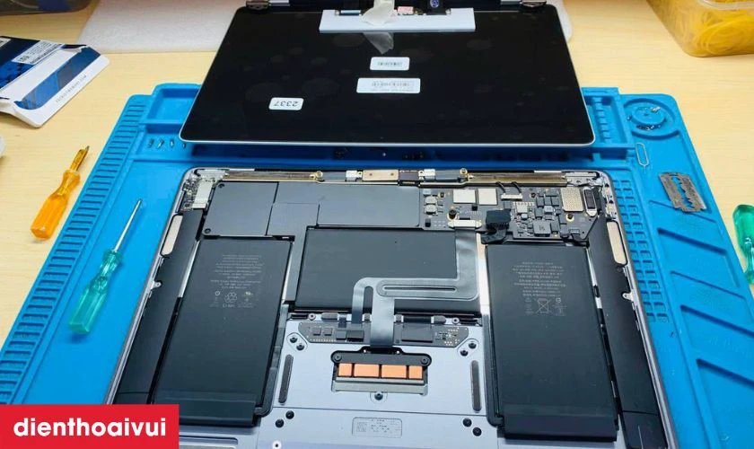 Quy trình thay màn hình MacBook Pro 13 inch A2289 2021 tại Điện Thoại Vui