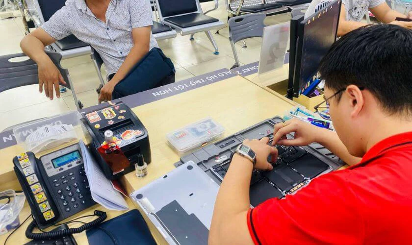 Quy trình thay màn hình MacBook Pro 15 Inch 2016 A1707 chính hãng GENA