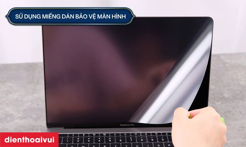 Mẹo bảo vệ màn hình MacBook Pro 2018 sau thay