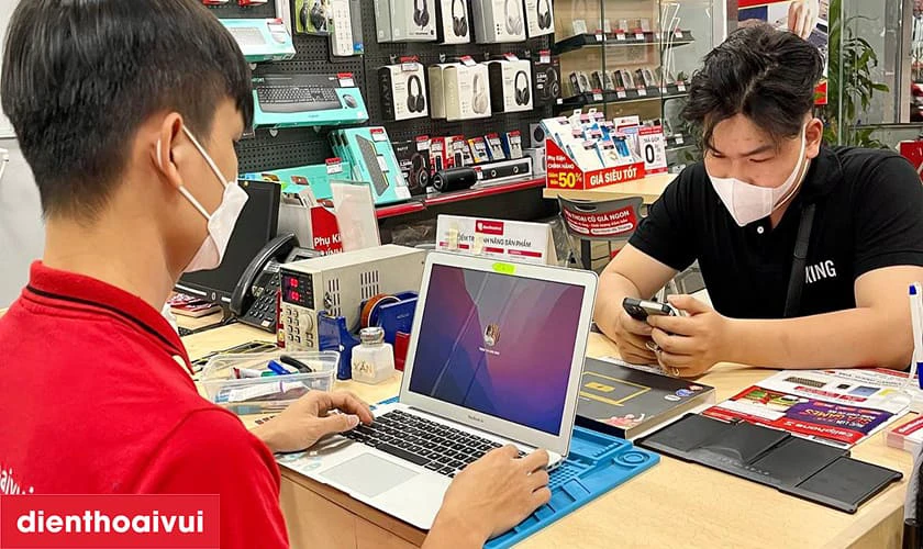 Tiếp nhận MacBook Pro 2018 15 inch đang bị lỗi màn hình