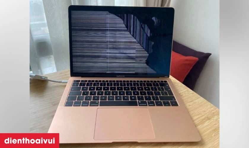 Dấu hiệu màn hình MacBook Pro 2018 15 inch A1990 bị hỏng