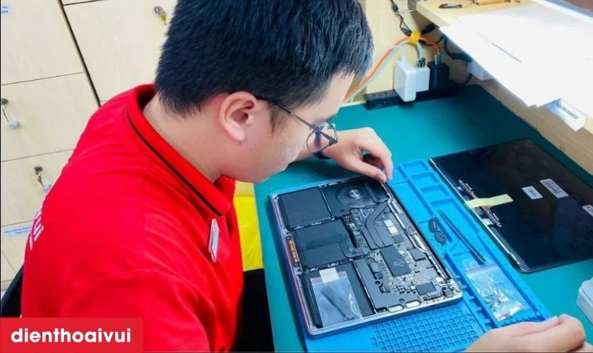 Quy trình thay màn hình MacBook Pro 2019 13 inch A1989 màn rời chính hãng GENA A+