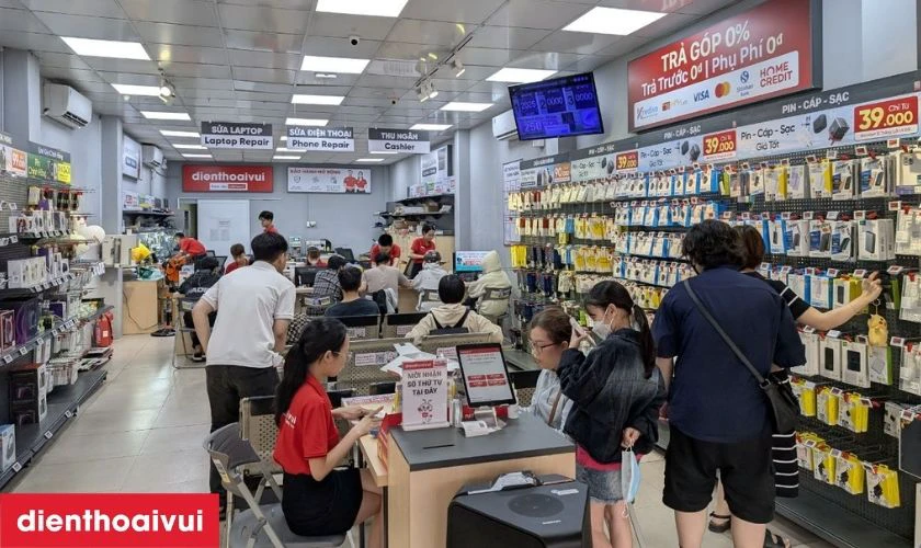 Nhân viên gửi máy lại cho khách kiểm tra lại trước khi thanh toán
