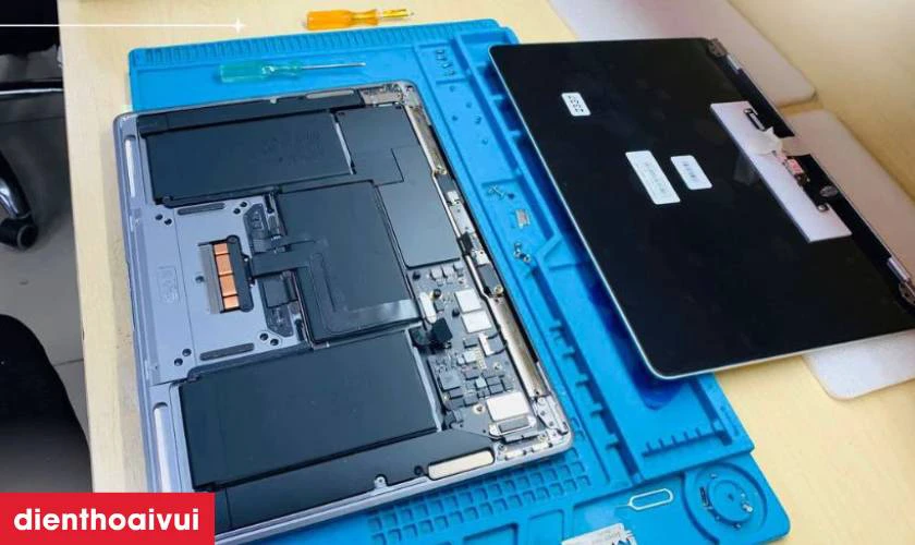 Quy trình thay màn hình MacBook Pro 2022 14 inch A2779 GENA