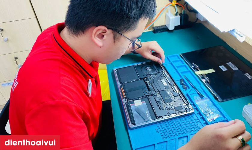 Quy trình thay màn hình MacBook Pro 2020 13 inch A2289 tại Điện Thoại Vui