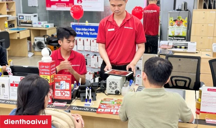 Bàn giao lại MacBook cho khách và thanh toán