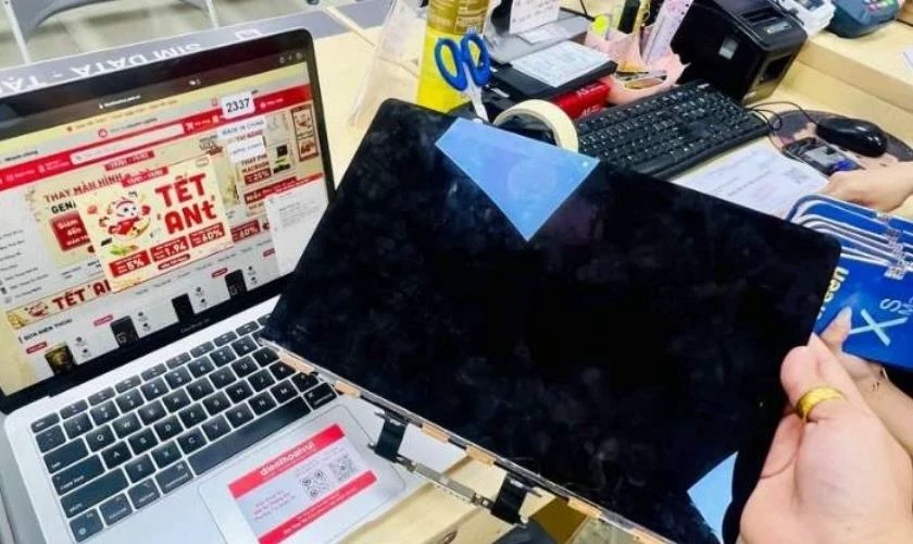Thay màn hình MacBook quận Tân Phú