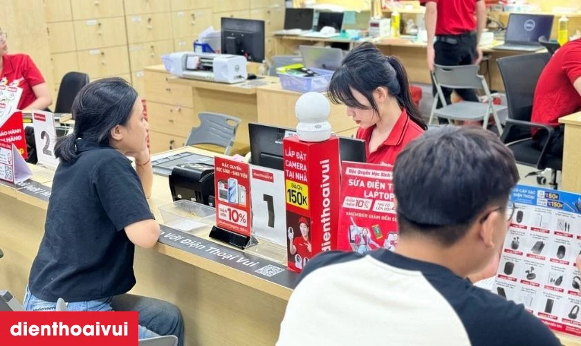 Khách hàng mang điện thoại cần thay màn hình đến cửa hàng Điện Thoại Vui