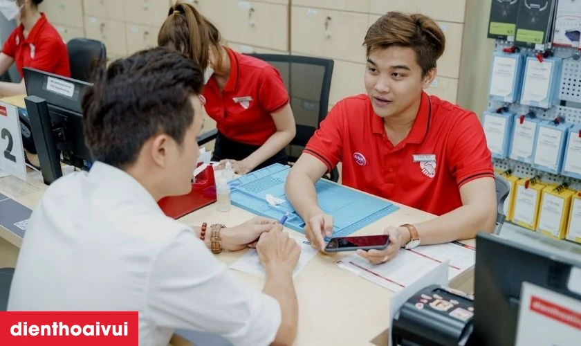 Ký thuật viên bàn giao máy cho khách hàng kiểm tra và thanh toán tại quầy