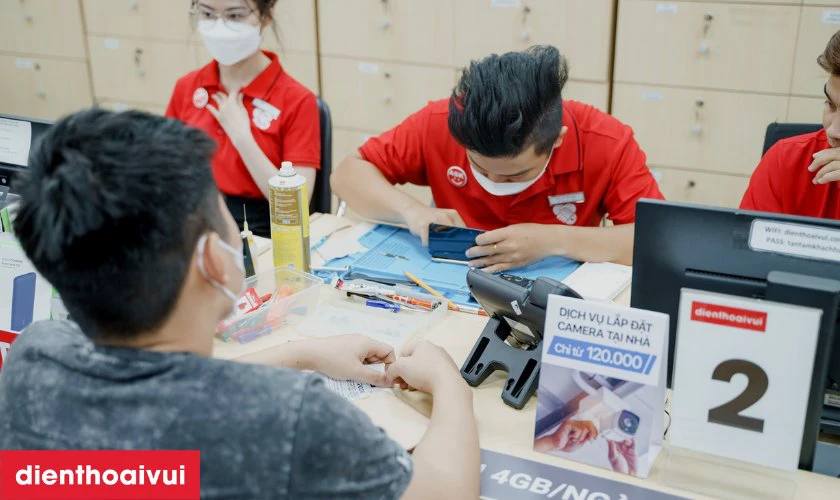 Quá trình thay màn hình được thực hiện bởi kỹ thuật viên