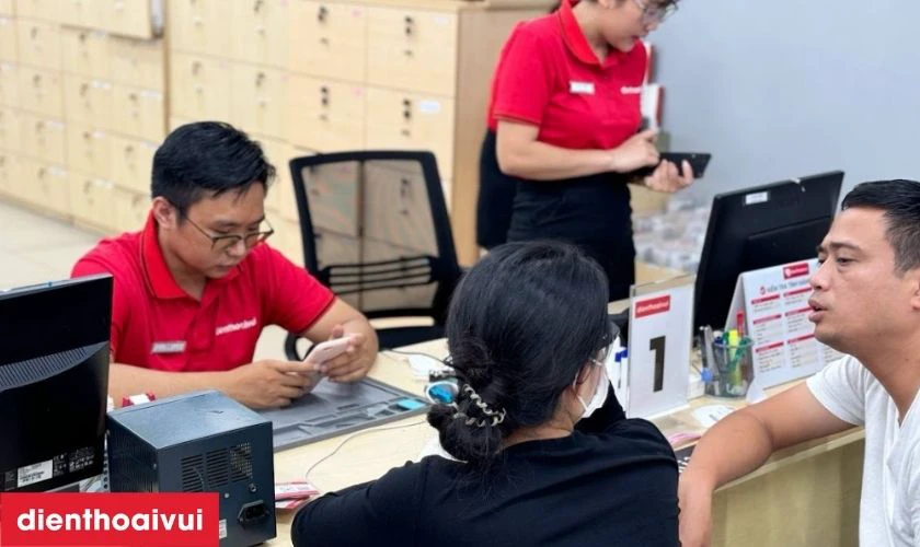 Vệ sinh máy, dán tem bảo hành và bàn giao lại cho khách để thanh toán