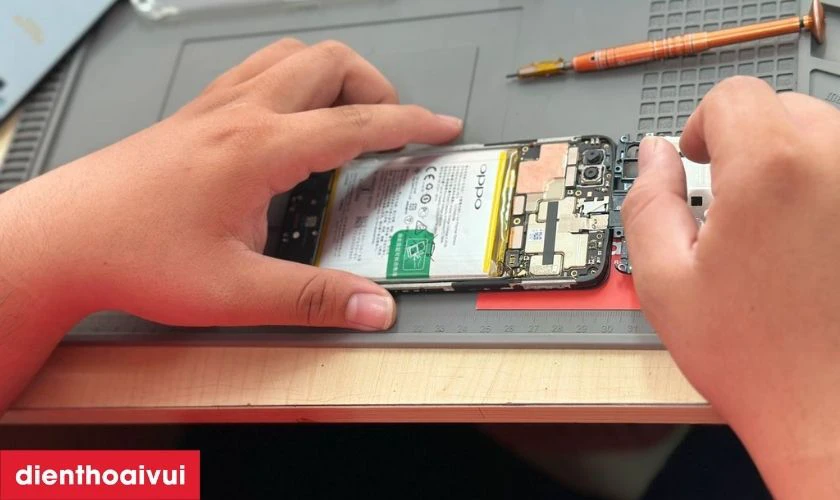 Quy trình thay màn hình Oppo A57e minh bạch, lấy liền tại Điện Thoại Vui