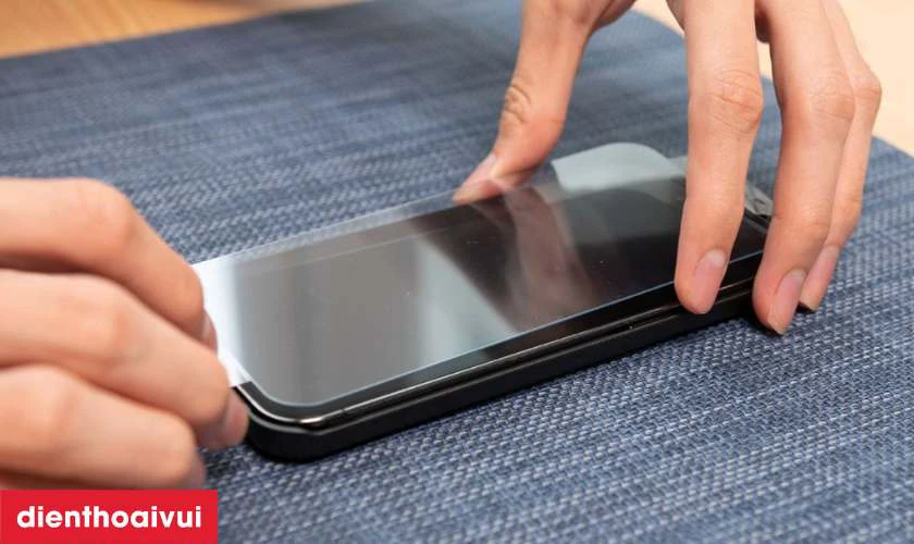 Nên dán kính cường lực để bảo quản máy tốt hơn