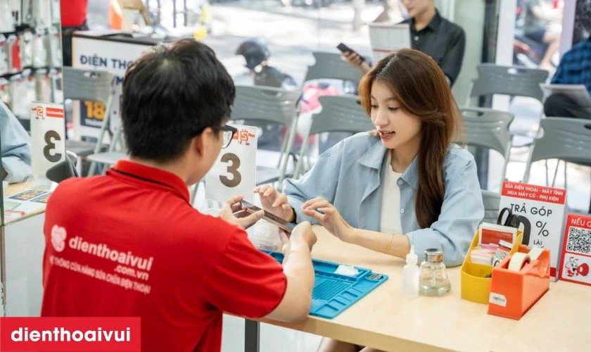 Khách hàng nhận lại máy đã được sửa chữa hoàn chỉnh