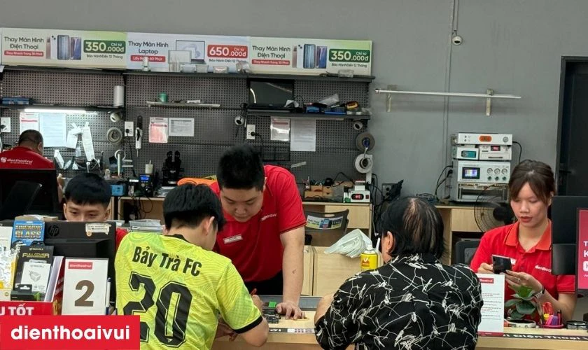 Kỹ thuật viên đánh giá chi tiết lỗi màn hình